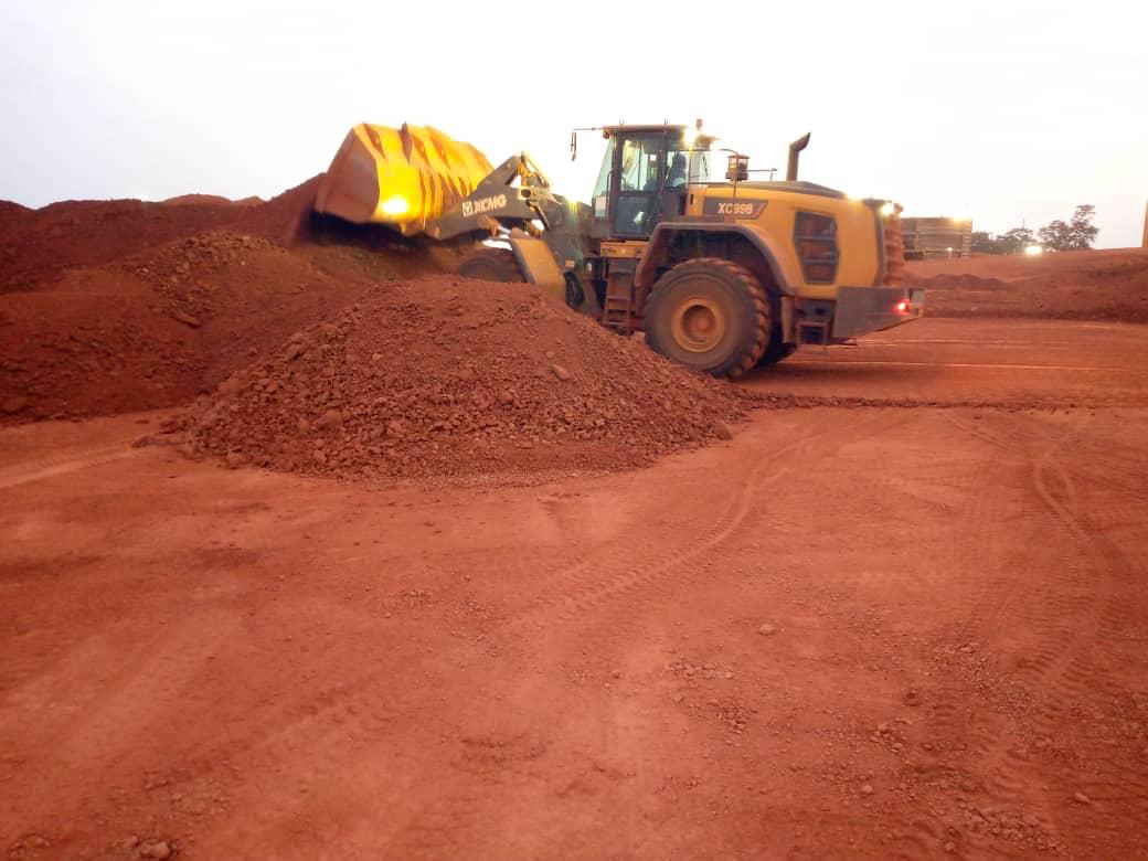 Chargeuse sur stock de bauxite, corridor de Boké